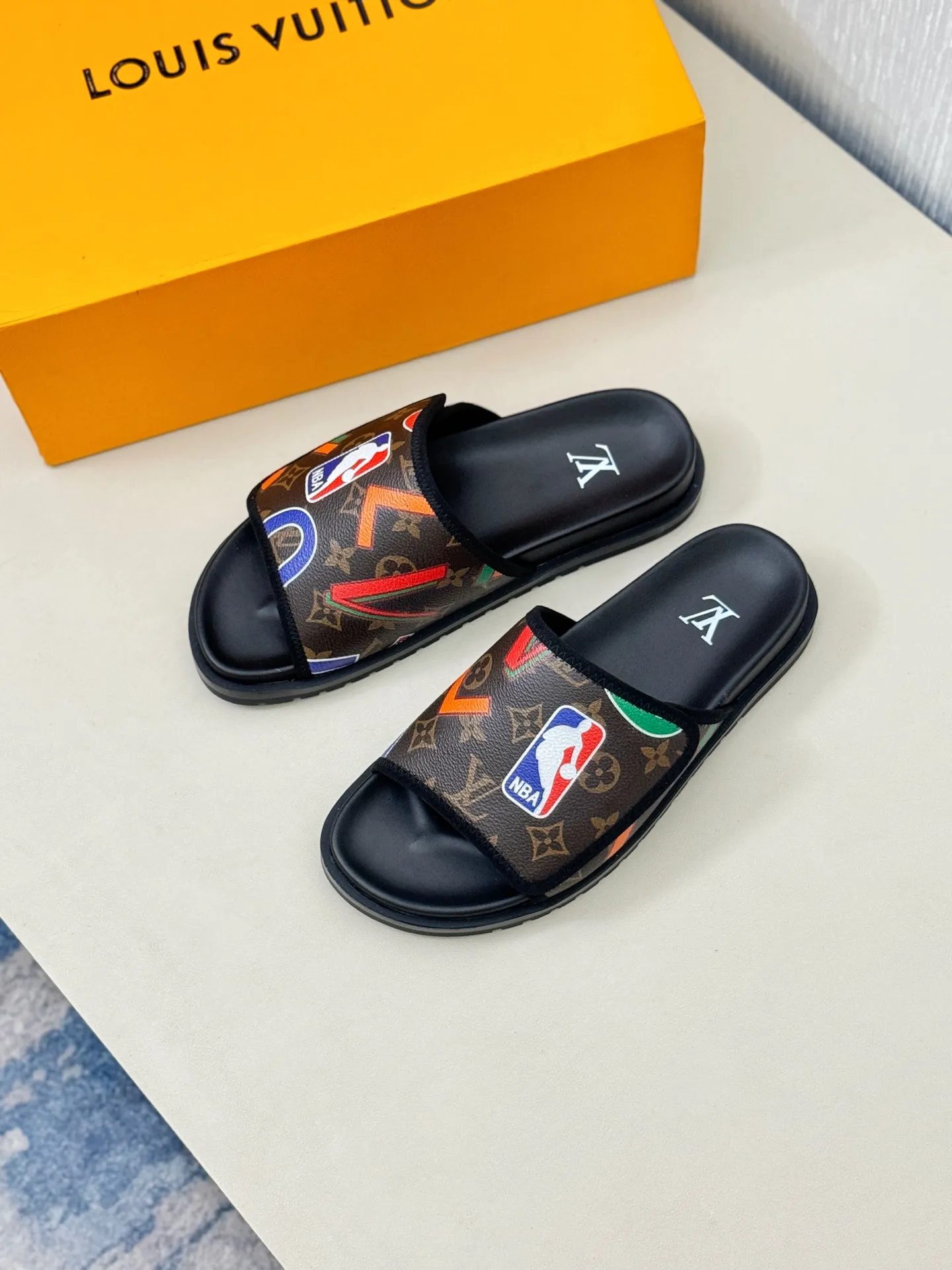 [L Home] P: 340💰Size: 38-45 Top purchasing agent lv men's summer slippers, classic presbyopia with Velcro, soft real leather lining, unique color splicing effect, distinctive personality, fashionable and trendy essential style, light and comfortable. Lightweight and tough rubber insole, micro ridged foam outsole, super comfortable!